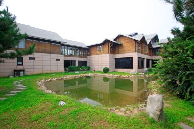 Bir villada havuz ve binalar, yakın plan fotoğraf.