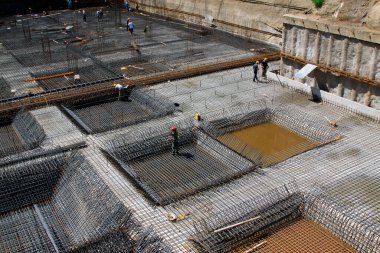 Bir inşaat sahasında güçlendirilmiş beton döküm iskeleti, yakın çekim
