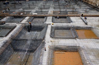 Bir inşaat sahasında güçlendirilmiş beton döküm iskeleti, yakın çekim