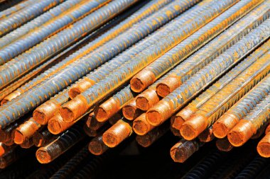 İnşaat alanında inşaat demirleri üst üste yığılmış. 