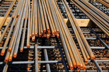 İnşaat alanında inşaat demirleri üst üste yığılmış. 