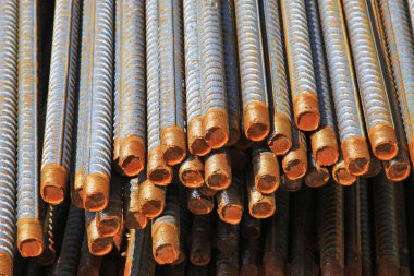 İnşaat alanında inşaat demirleri üst üste yığılmış. 