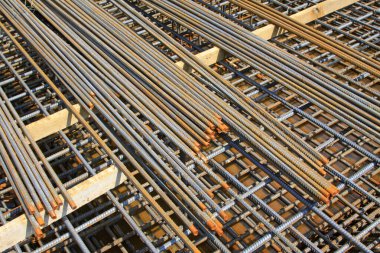 İnşaat alanında inşaat demirleri üst üste yığılmış. 