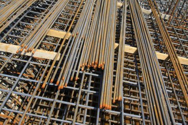 İnşaat alanında inşaat demirleri üst üste yığılmış. 