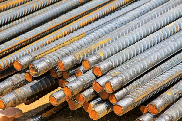 İnşaat alanında inşaat demirleri üst üste yığılmış. 