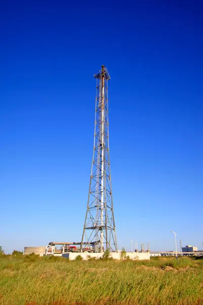 Oil Pipe Tower Blue Sky Closeup Photo — Stockfoto
