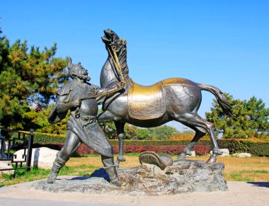 Pekin - 1 Kasım 2015: Parkta bronz heykel, Pekin, Çin, 1 Kasım 201