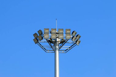 Mavi gökyüzünün altında spot ışıkları