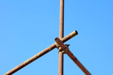 Çelik boru iskeleti, fotoğrafa yakın çekim.