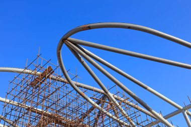 Bir inşaat alanında yay çelik boru peyzaj mimarisi
