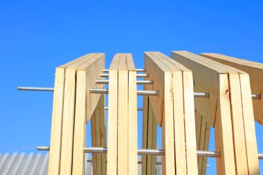 Mavi gökyüzünün altında beyazlatılmamış ahşap peyzaj mimarisi