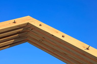 Mavi gökyüzünün altında beyazlatılmamış ahşap peyzaj mimarisi