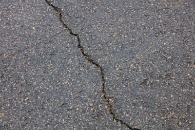 Asfalt yolundaki çatlaklar, yakın çekim