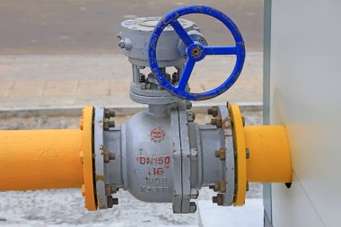 Gaz boru hattı vanaları ve montajları, fotoğrafların kapatılması.