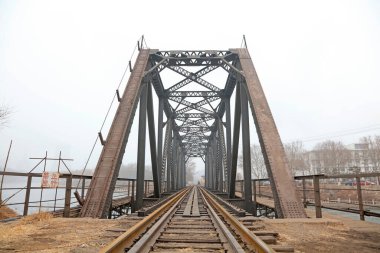 Demiryolu köprüsü çelik çerçevesi, fotoğrafa yakın çekim.
