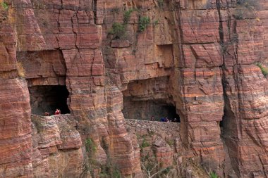 Turistler ve araçlar yüksek duvarda