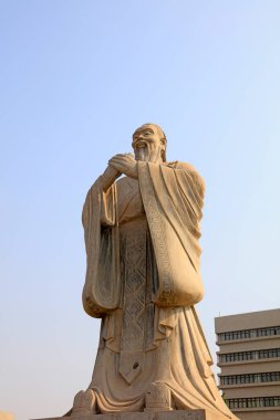 Tangshan City - 25 Nisan 2016: Çinli antik eğitmen Konfüçyüs heykeli, Tangshan City, Hebei, Çin