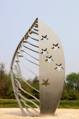 Paslanmaz çelik heykel fotoğrafa yakın çekim