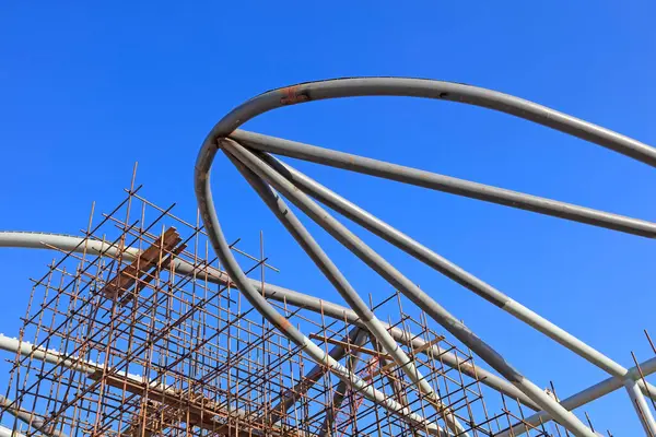 Bir inşaat alanında yay çelik boru peyzaj mimarisi