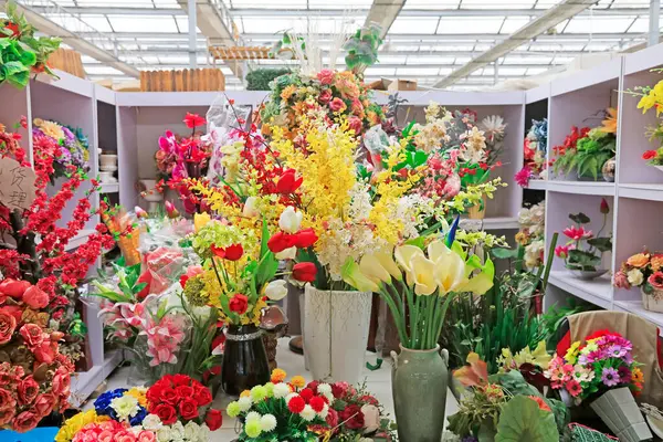 Çiçekçi, fotoğrafçıya yakın çekim