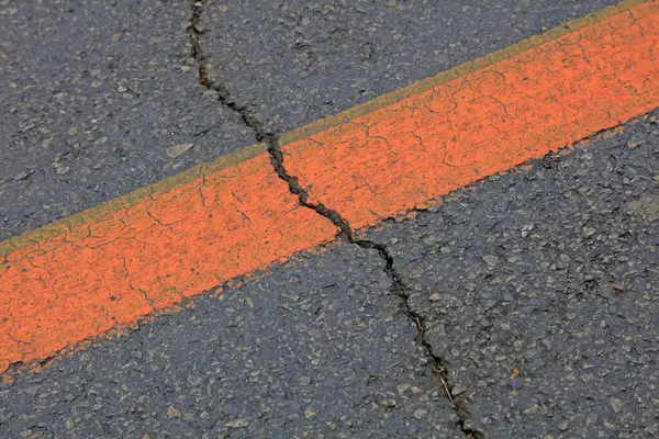 Sarı çizgiler ve asfalt yollarda çatlaklar, fotoğrafa yakın çekim
