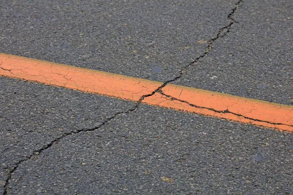 Sarı çizgiler ve asfalt yollarda çatlaklar, fotoğrafa yakın çekim