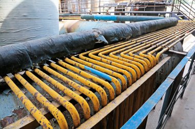 Yoğun oksitlenme paslanma, sarı çelik boru, yakın çekim.