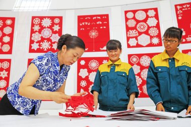 Luannan ilçesi - 13 Mayıs 2016: Öğretmenler ve öğrenciler kağıt kesme işlerini hallediyorlar, 13 Mayıs 2016, Luannan ilçesi, Hebei ili, Çin