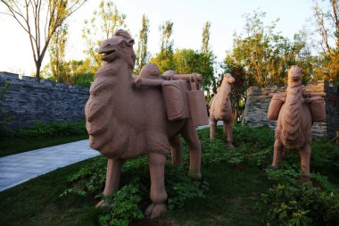 Tangshan City - 15 Mayıs 2016: Tangshan City, Hebei, Chin 'de bir parkta deve taşı oymacılığı