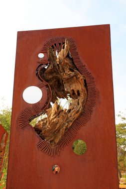 Tangshan City - 28 Mayıs 2016: Çelik levha heykel manzarası Tangshan City, Hebei, Chin