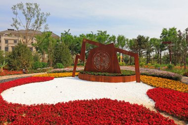 Tangshan City, Hebei, Chin parktaki çelik plaka heykel manzarası.