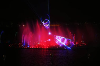 Müzik fıskiyesi su perdesi.