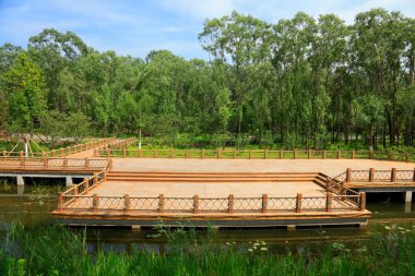 Tahta platformlar ve korkuluklar