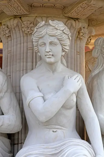 ancient Greek lady was sculptured in the par