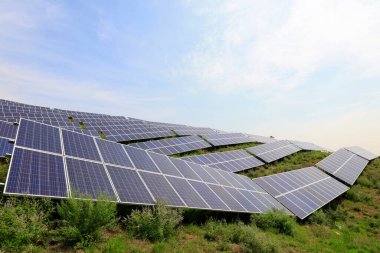 Yamaçtaki güneş paneli, fotoğrafa yakın çekim.