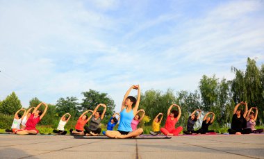 Tangshan - 3 Temmuz 2016 'da parkta yoga yapan kadınlar Tangshan City, Hebei, Çin