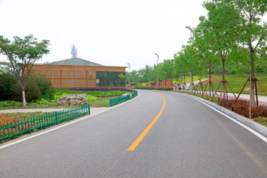 Parkta yollar ve binalar var.