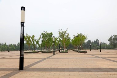 Sokak lambası meydanda.