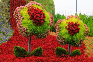 Parktaki çiçekli heykel