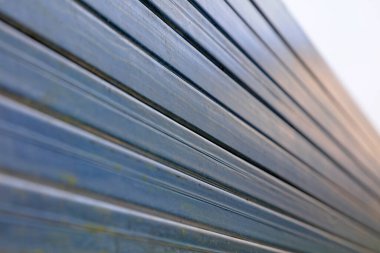 İnşaat alanında demir ve çelik yapı malzemeleri var.