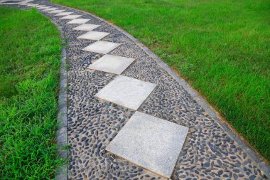 Parktaki çekimin yakınındaki kayrak yolda.