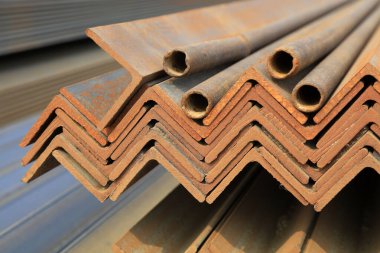 İnşaat alanında demir kesiti açısı