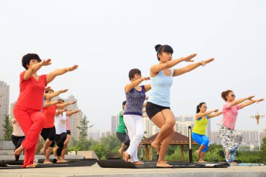Tangshan - 17 Temmuz: 17 Temmuz 2016 'da parkta yoga yapan kadınlar, Tangshan City, Hebei, Çin