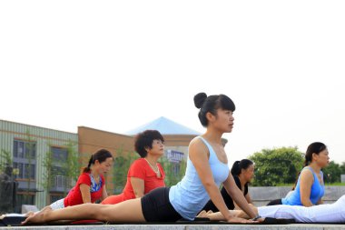 Tangshan - 17 Temmuz: 17 Temmuz 2016 'da parkta yoga yapan kadınlar, Tangshan City, Hebei, Çin