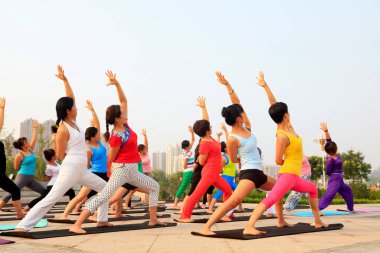 Tangshan - 17 Temmuz: 17 Temmuz 2016 'da parkta yoga yapan kadınlar, Tangshan City, Hebei, Çin