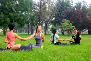 Tangshan - 17 Ağustos - 17 Ağustos 2016, Tangshan City, Çin 'de yoga yapan kadınlar