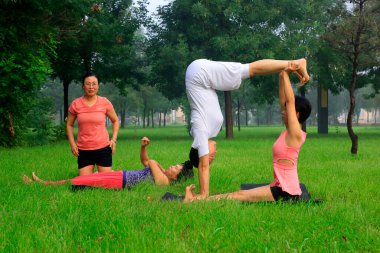Tangshan - 17 Ağustos - 17 Ağustos 2016, Tangshan City, Çin 'de yoga yapan kadınlar