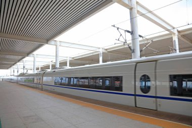 Yüksek hızlı tren fotoğrafı kapatıyor