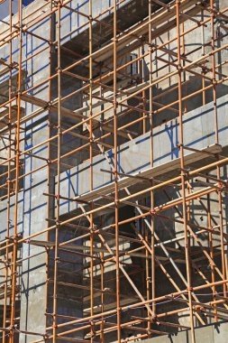 İnşaat için çelik iskeleye oturun.