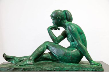 oturmakta olan kadın vücudu bronz heykel